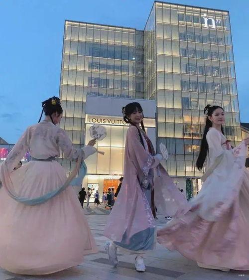 穿汉服吃瓜,体验传统汉服与现代休闲的完美融合