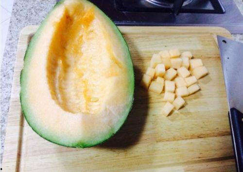 给猪猪吃哈密瓜,哈密瓜大餐时光