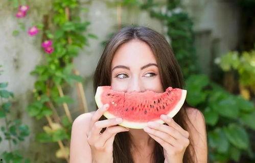 吃瓜会喉咙痒,揭秘夏日消暑美食背后的健康隐患